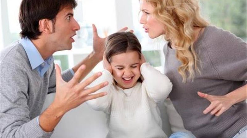 طفلة تصرخ أمام محكمة