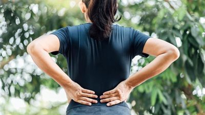هل يمكن أن يُسبب الإمساك ألمًا في أسفل الظهر؟