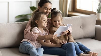 «الطفولة والأمومة»: التربية الإيجابية تُعلم الطفل المهارات الحياتية والاجتماعية