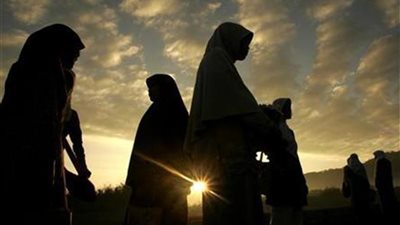 حديث «تُكْثِرْنَ اللَّعْنَ وَتَكْفُرْنَ الْعَشِير» صحيح.. ولكن! 