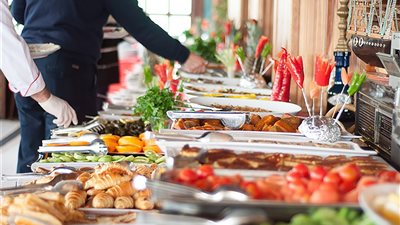 ما حكم الحصول على طعام إضافي من البوفيه المفتوح بالفنادق؟ 