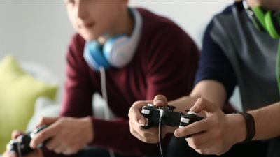 بينها الهلوسة.. احذري من أمراض تُسببها الأجهزة الإلكترونية لطفك