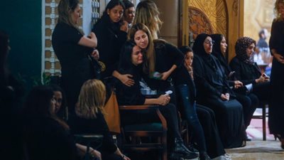 اتيكيت تقديم العزاء..اكسسوارات اليد ومعرفة سبب الوفاة أبرز الممنوعات| فيديو