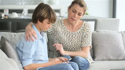 ابني سريع الغضب والبكاء.. خبير هيقولك تعملي ايه 