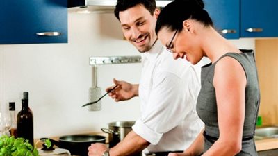 طبيب نفسي: انشغال الزوجة بالمطبخ يدفع الرجل لخيانتها.. فيديو 