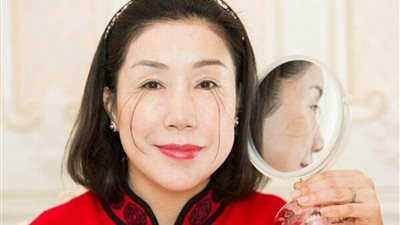 صاحبة أطول رموش في العالم.. شاهد