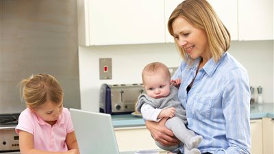 هل يؤثر عمل المرأة على أسرتها؟.. تعرفي على الإجابة| فيديو