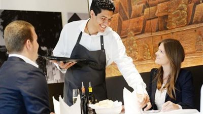 المنشآت السياحية: ليس من حق صاحب المطعم أو الكافيه تحديد زي الزبائن