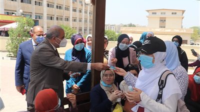 رئيس جامعة الأزهر يوزع هدايا على الطلاب عقب خروجهم من الامتحان