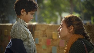 «ليه لأ».. منة شلبي تُحقق حلم الأمومة 