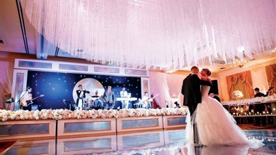 كورونا تُطفيء الأفراح.. أسعار القاعات تشتعل.. وعرسان: عوضنا في «شهر العسل»