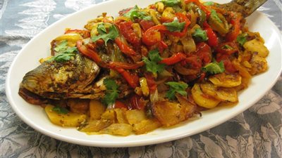 تحميكِ من السرطان والسكري.. طريقة عمل السمك بالخضروات