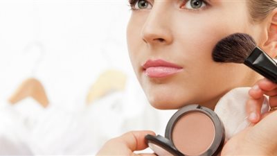 مع حلول الصيف.. أفضل 5 طرق للحفاظ على مكياجك طوال اليوم