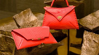 الـ«كلاتش والنصف دائرية».. أحدث موديلات شنط السيدات لعام 2021