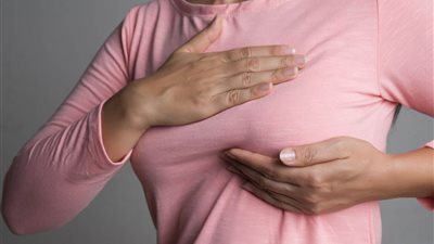 تعرفي على أعراض سرطان الثدي.. وأهم الفحوصات لمواجهة المرض | فيديو