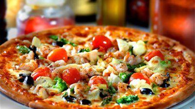 طريقة عمل عجينة البيتزا في البيت.. زَي المحلات الشهيرة