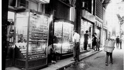 في أقدم سوق للصاغة.. «ياسين عليش» عمدة صناعة الذهب في مصر| صور