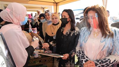 مايا مرسي تفتتح المساحة الصديقة للنساء بعزبة البرج بدمياط