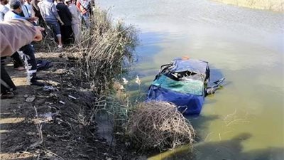 ماتت الأم وأًصيبت البنت.. انقلاب سيارة ملاكي بأسرة في الدقهلية