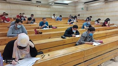  توزيع عصائر وشيكولاتة على طالبات صيدلة عين شمس في أول أيام الامتحانات