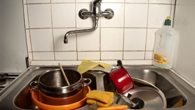 خبيرة طاقة المكان تحذر: «بيات الصحون في الحوض يسبب الكوابيس»