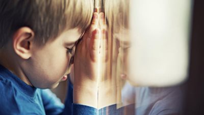 «ضرب الرأس» أبرزها.. 5 سلوكيات مزعجة للطفل لا داعي للقلق بشأنها