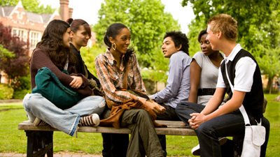 زميلي في الجامعة بيحبني ماذا أفعل؟.. متخصصة تقدم المحاذير الثلاثة