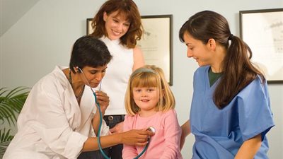 «ابني بيخاف من الدكتور».. طرق التعامل معه واقناعه بدون عنف