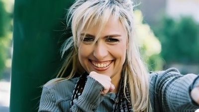 سيمون.. احترفت الفن بالصدفة وفجرت مفاجأة حياتها