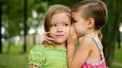 «وشاية الأطفال».. نصيحة ذهبية للتعامل مع «الطفل الفتَّان»