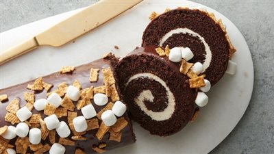 «حلوك عندنا».. طريقة عمل سويسرول بالمارشميلو في البيت