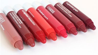 «لشفايف مثيرة».. أفضل 10 مرطبات للشفاه قبل الروج وأسعارها