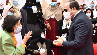 الرئيس السيسي للشباب: احترموا المرأة وانحنوا أمام تضحياتها