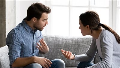 خطيبي يتجاوز حدوده.. كيف أحمي نفسي؟ 