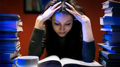 لطالبات الجامعة.. كيف تتخلصين من الهالات السوداء بعد سهر الامتحانات؟