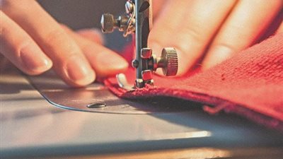 تفسير رؤية الخياطة في المنام للحامل والعزباء والمتزوجة