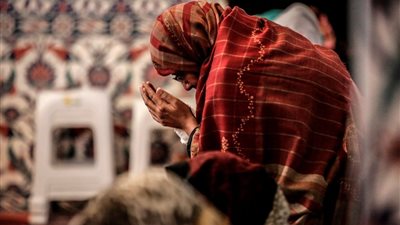 بالذل والافتقار.. أزهري ينصح: تقربي إلى الله بما ليس فيه