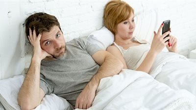 «حتى لو غاضبة منه».. 3 فوائد للتخلي عن هاتفك والتعامل مع زوجك