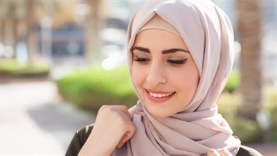 «لو رايحة شغلك».. إليكِ طريقة وضع مكياج خفيف لإطلالة جذابة 