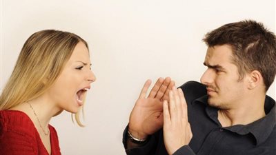 «الزوجة سليطة اللسان».. مصطفى أمام محكمة الأسرة: «بتهنّي.. وتمد إيدها عليا»