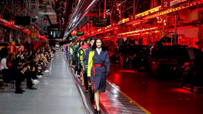 صور | شركة سيارات عالمية تدخل عالم الأزياء والموضة