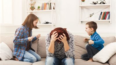 لـ«الأمهات».. إزاي تتعاملي مع خناقات أولادك؟ 