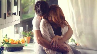 «الحضن من الخلف» أكثرها رومانسية.. 4 أنواع من العناق تعرفي عليها