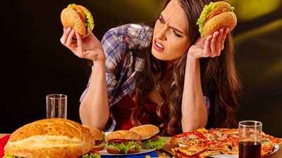 احترسي.. الوجبات الجاهزة تؤثر على صحتك العقلية