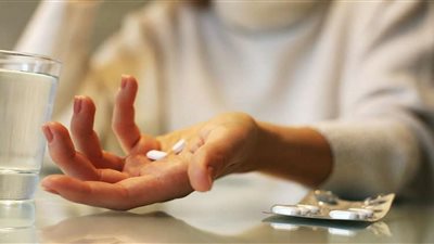 «الفشل الكلوي» أحدها.. طبيب يكشف أضرار تناول المسكنات على صحة الإنسان (فيديو)