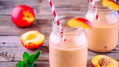 مشروبك عندنا.. طريقة تحضير «سموذي الخوخ بالزبادي»