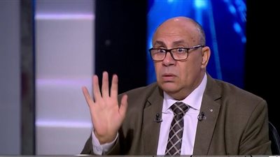 متصلة: «بساعد جوزي ماديًا وبيضربني بالجزمة».. ومبروك عطية يرد: «أحسن»| فيديو