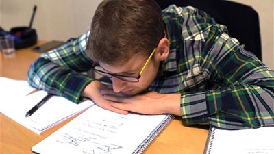 «قلة النوم» ضباب يعيش فيه المراهقون.. وتحذيرات من العواقب الصحية