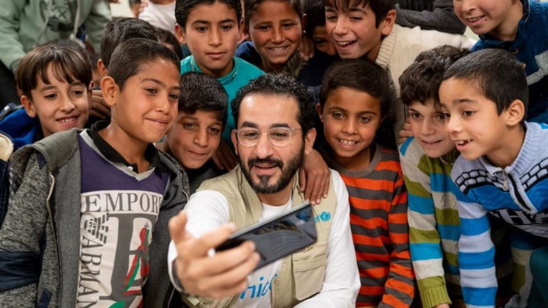 أحمد حلمى مع الأطفال