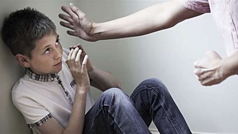 أب يعذب ابناؤه بالضرب